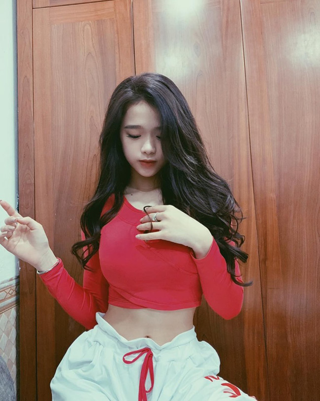 hai co gai thi phi: nguoi khoe sieu xe tien ty, nguoi ngay cang sexy hinh anh 15