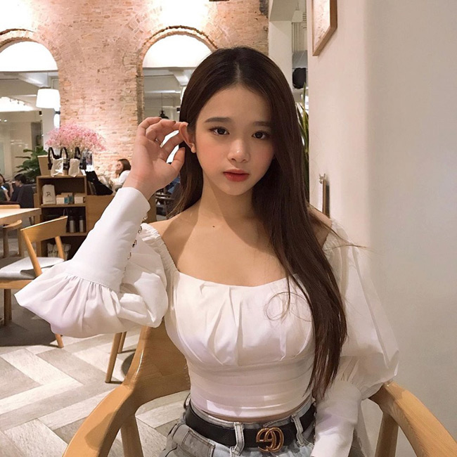 hai co gai thi phi: nguoi khoe sieu xe tien ty, nguoi ngay cang sexy hinh anh 19