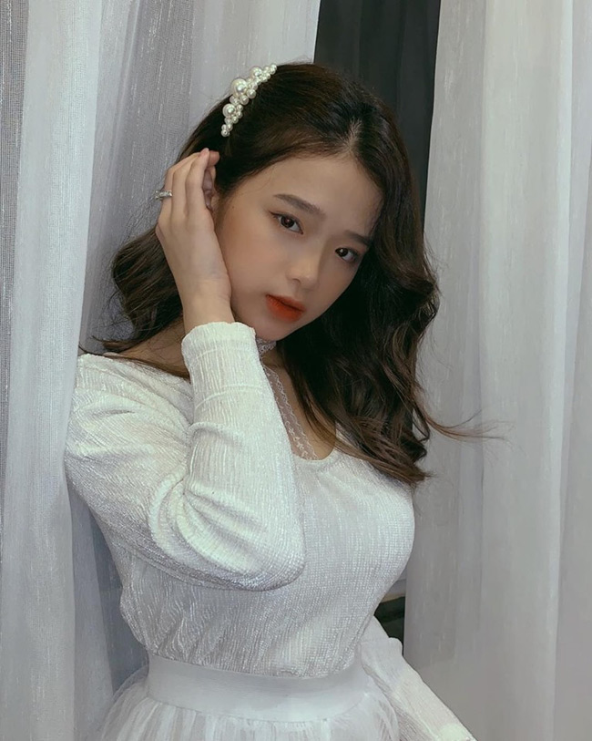 hai co gai thi phi: nguoi khoe sieu xe tien ty, nguoi ngay cang sexy hinh anh 20