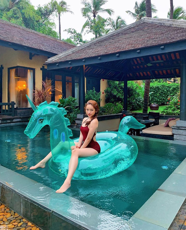 hai co gai thi phi: nguoi khoe sieu xe tien ty, nguoi ngay cang sexy hinh anh 4