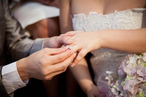 em gai thong bao cuoi chong, chi hot hoang khi biet do la ban trai cu hinh anh 1