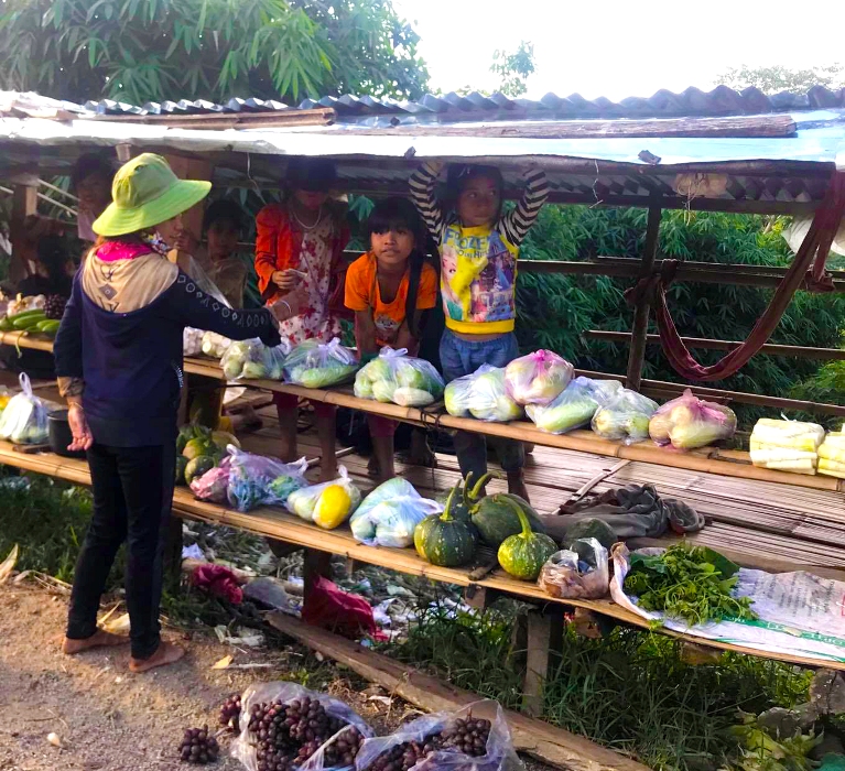 doc dao: cho san vat ban dong gia 10 nghin cua nguoi xo dang hinh anh 4