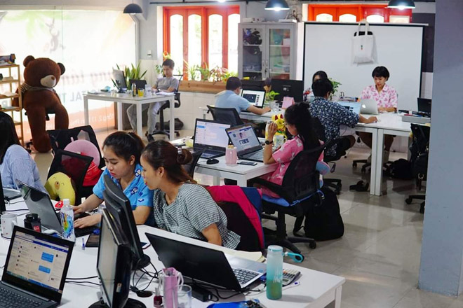 nu nhan vien da nang mac do ngu di lam gay tranh cai du doi hinh anh 1