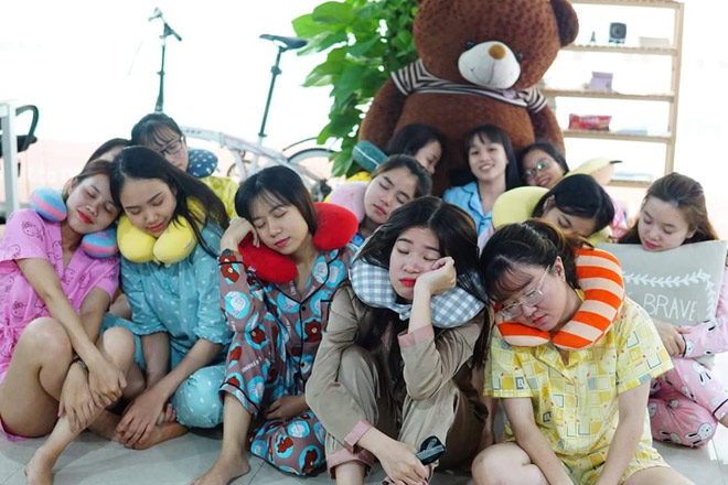 nu nhan vien da nang mac do ngu di lam gay tranh cai du doi hinh anh 3