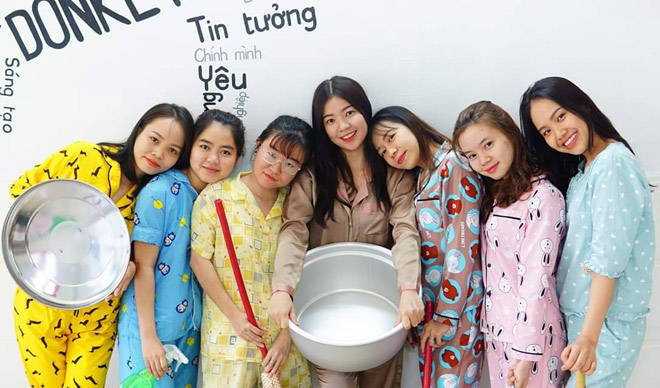 nu nhan vien da nang mac do ngu di lam gay tranh cai du doi hinh anh 4