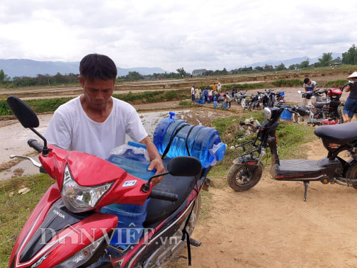 dien bien: mo nuoc “than ky” hang tram nguoi xep hang lay moi ngay hinh anh 3