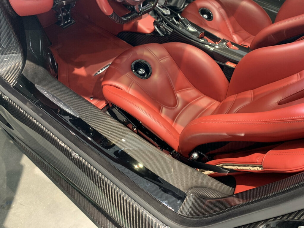 Siêu xe mui trần Pagani Huayra cũ được rao giá 84 tỷ