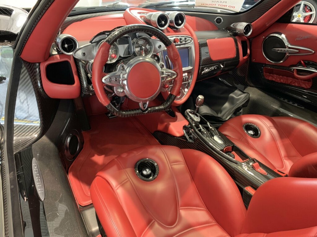 Siêu xe mui trần Pagani Huayra cũ được rao giá 84 tỷ