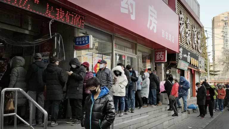 Hình ảnh dân châu Á xếp hàng dài 'miên man' mua khẩu trang