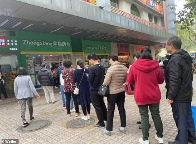 Hình ảnh dân châu Á xếp hàng dài 'miên man' mua khẩu trang