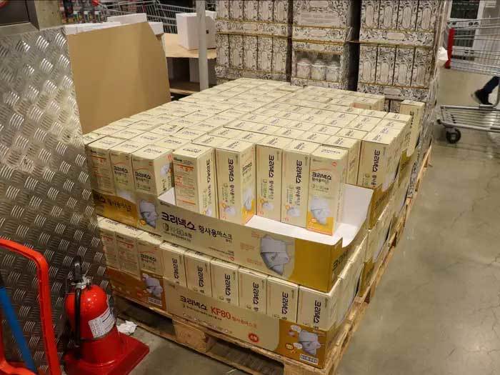 Hình ảnh dân châu Á xếp hàng dài 'miên man' mua khẩu trang