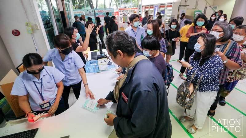 Hình ảnh dân châu Á xếp hàng dài 'miên man' mua khẩu trang