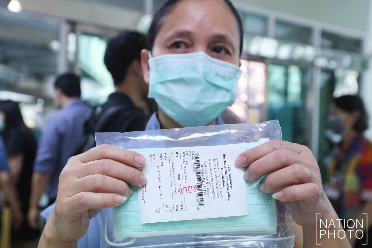 Hình ảnh dân châu Á xếp hàng dài 'miên man' mua khẩu trang