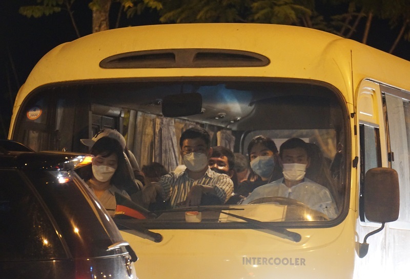 Hình ảnh 18 khách Hàn Quốc ra sân bay về nước lúc nửa đêm, 2 người xin ở lại