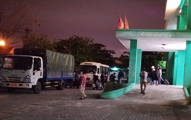 Hình ảnh 18 khách Hàn Quốc ra sân bay về nước lúc nửa đêm, 2 người xin ở lại