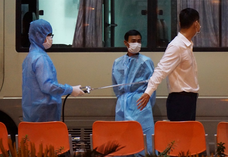 Hình ảnh 18 khách Hàn Quốc ra sân bay về nước lúc nửa đêm, 2 người xin ở lại