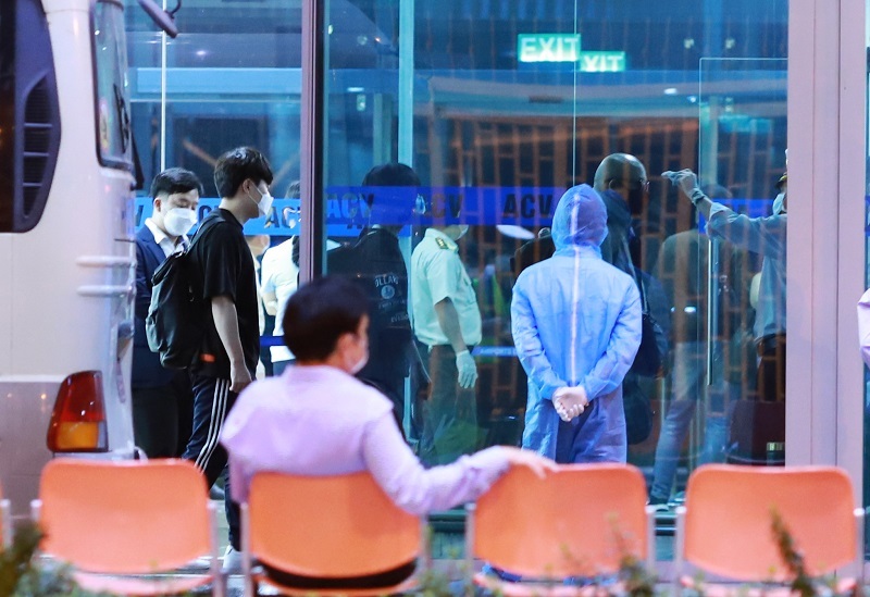 Hình ảnh 18 khách Hàn Quốc ra sân bay về nước lúc nửa đêm, 2 người xin ở lại