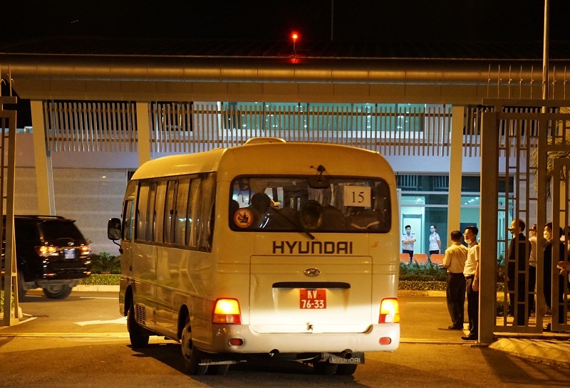 Hình ảnh 18 khách Hàn Quốc ra sân bay về nước lúc nửa đêm, 2 người xin ở lại