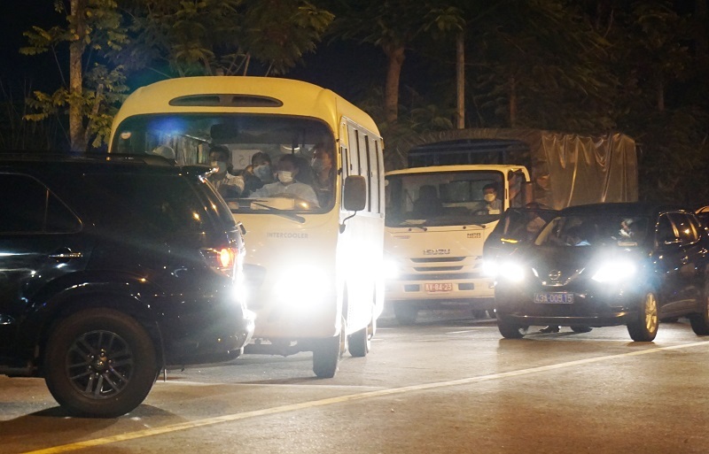 Hình ảnh 18 khách Hàn Quốc ra sân bay về nước lúc nửa đêm, 2 người xin ở lại