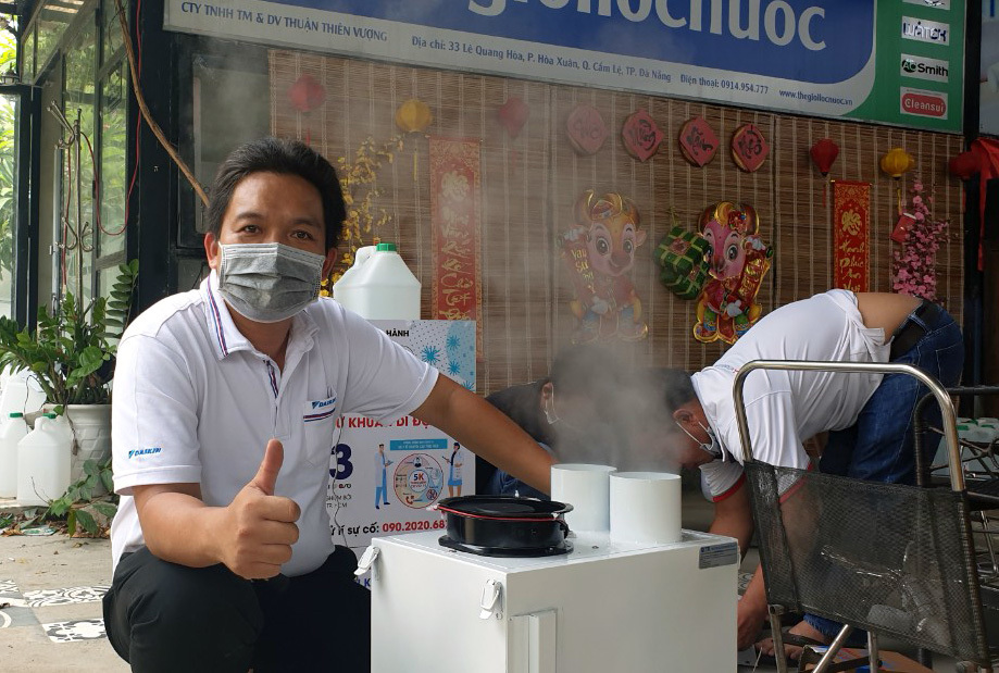 Bệnh nhân khỏi Covid-19, sản xuất máy khử khuẩn tặng tuyến đầu chống dịch