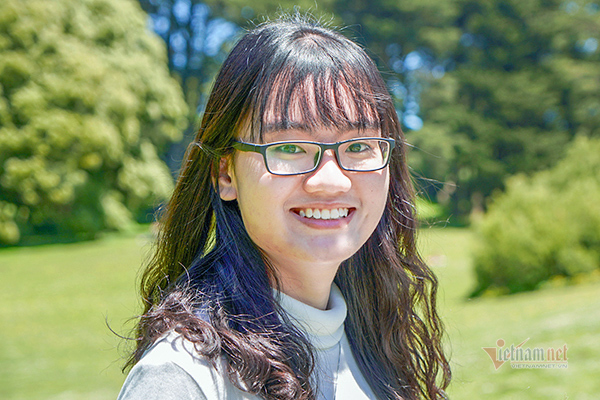 Former literature student graduates in computer science from US