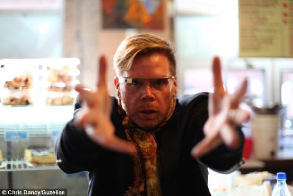 Sau khi giảm thành công 45kg trọng lượng cơ thể nhờ các thiết bị di động, một người đàn ông tại Anh được mệnh danh