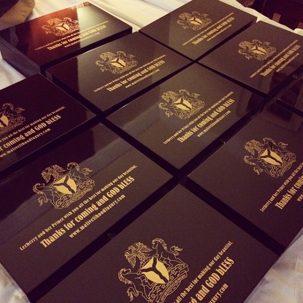 iPhone mạ vàng cưới nigeria