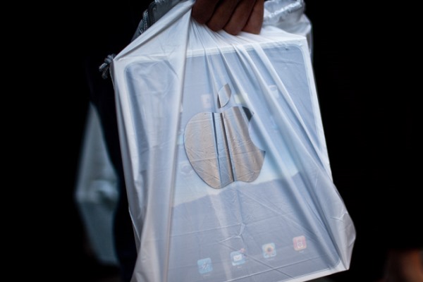 Kể cả nếu Apple lựa chọn bán iPhone trong… chợ, doanh thu từ iPhone vẫn sẽ lên tới hàng tỷ USD. Nhưng, ngay cả khi đã có sức hút từ iPhone, Apple vẫn biết tối đa hóa sức mạnh bán lẻ của mình.