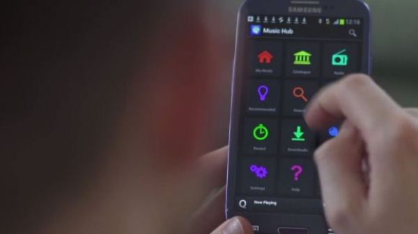 Phiên bản M8 vỏ nhựa và cắt giảm các tính năng