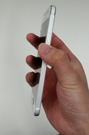 Samsung Galaxy Alpha kim loại