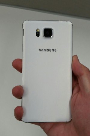 Samsung Galaxy Alpha kim loại