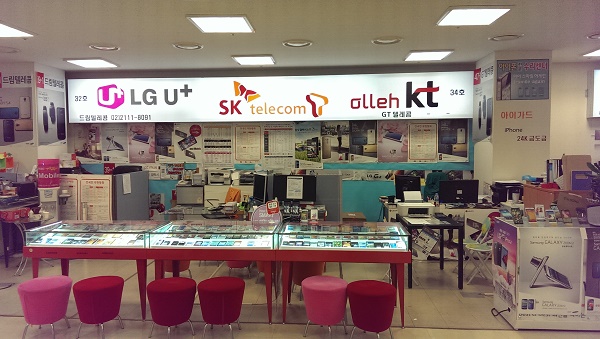 Khi chỉ còn vài tháng nữa là Hàn Quốc sẽ tiến hành cải tổ chính sách chiết khấu giá smartphone bán ra, các cửa hàng bán điện thoại của các nhà mạng tại đây đã phải sử dụng tới các biện pháp