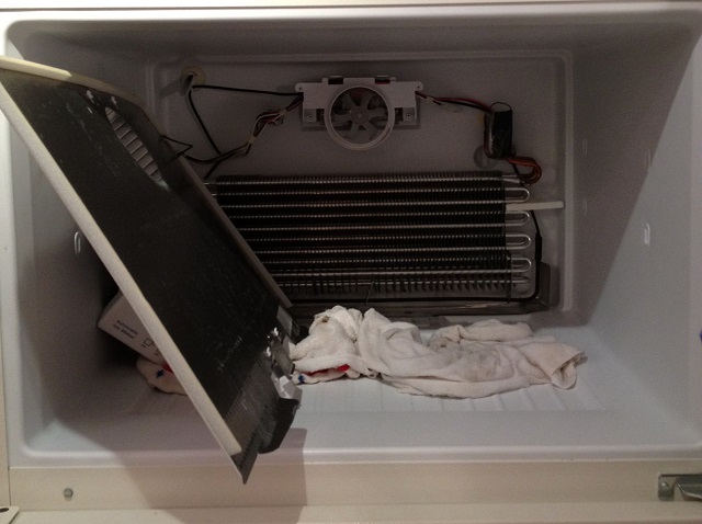 Cơ chế hoạt động của tủ lạnh tương đối đơn giản, song các bộ phận trên tủ rất dễ gặp trục trặc. Bạn phải làm gì khi nhận thấy tủ lạnh không đạt nhiệt độ đúng mức? Cơ chế hoạt động của tủ lạnh tương đối đơn giản, song các bộ phận trên tủ rất dễ gặp trục trặc. Bạn phải làm gì khi nhận thấy tủ lạnh không đạt nhiệt độ đúng mức?