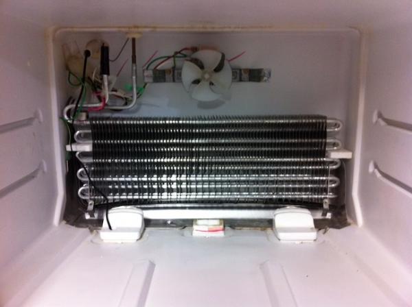 Cơ chế hoạt động của tủ lạnh tương đối đơn giản, song các bộ phận trên tủ rất dễ gặp trục trặc. Bạn phải làm gì khi nhận thấy tủ lạnh không đạt nhiệt độ đúng mức? Cơ chế hoạt động của tủ lạnh tương đối đơn giản, song các bộ phận trên tủ rất dễ gặp trục trặc. Bạn phải làm gì khi nhận thấy tủ lạnh không đạt nhiệt độ đúng mức?