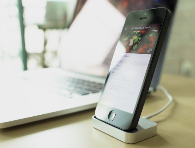 Trong bối cảnh các dòng Android đầu bảng đều đã có tính năng sạc nhanh, người dùng iPhone chỉ biết cách