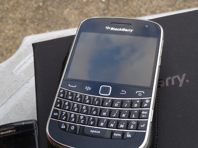 Vào ngày 19/1/1999, chiếc điện thoại BlackBerry đầu tiên chạy... pin tiểu ra mắt. Ở tuổi 16, BlackBerry đã xa rời thời đại hoàng kim với trị giá 80 tỷ USD nhưng đã thoát khỏi tình cảnh