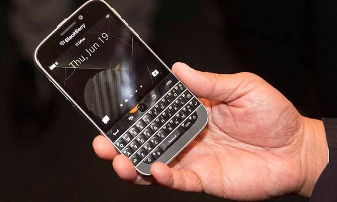 Vào ngày 19/1/1999, chiếc điện thoại BlackBerry đầu tiên chạy... pin tiểu ra mắt. Ở tuổi 16, BlackBerry đã xa rời thời đại hoàng kim với trị giá 80 tỷ USD nhưng đã thoát khỏi tình cảnh