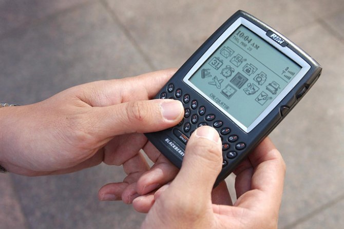 Vào ngày 19/1/1999, chiếc điện thoại BlackBerry đầu tiên chạy... pin tiểu ra mắt. Ở tuổi 16, BlackBerry đã xa rời thời đại hoàng kim với trị giá 80 tỷ USD nhưng đã thoát khỏi tình cảnh