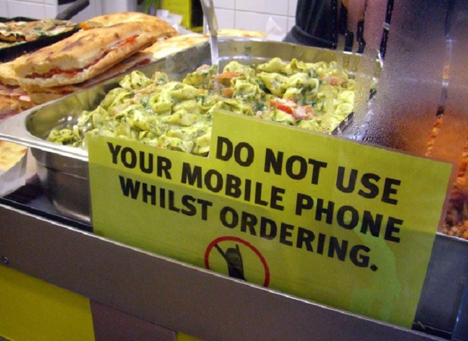 10 tình huống bạn nên để điện thoại trong túi xách