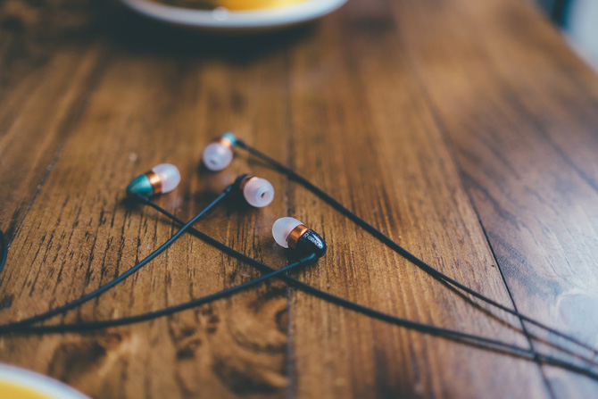 Chứng giảm sút thính lực đang thực sự trở thành một cơn đại họa tại cả các quốc gia đã phát triển lẫn các quốc gia có nền kinh tế đang phát triển như Việt Nam. Bạn cần phải làm gì để tránh gây ảnh hưởng tiêu cực đến sức khỏe trong khi tận hưởng các bản nhạc ưa thích?