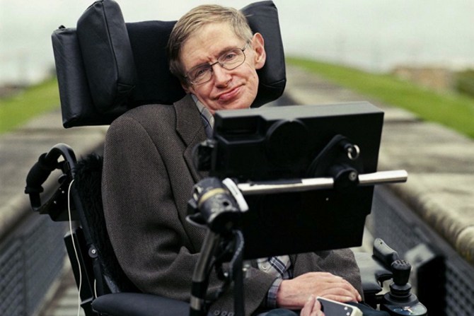 Stephan Hawking: 100 năm nữa robot sẽ kiểm soát con người