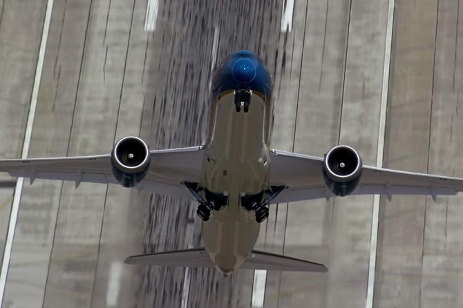 Với tính năng lựa chọn góc nhìn (Choose your view) mới của YouTube, bạn có thể trải nghiệm pha cất cánh ngoạn mục của chiếc Boeing 787 Dreamliner của Vietnam Airlines từ 3 góc nhìn khác nhau.