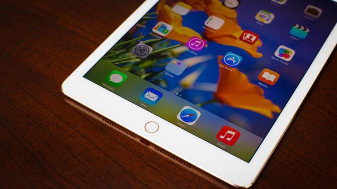 Thực tế, cũng giống như iPhone, iPad đang sở hữu một thế mạnh đặc biệt: chỉ nằm gọn trong phân khúc cao cấp. Sự vươn lên mạnh mẽ của iPhone trong những năm vừa qua đã chứng tỏ một sự thật rất quan trọng, rằng kẻ làm chủ phân khúc cao cấp cũng sẽ là kẻ chiến thắng cuối cùng. Lý do là bởi sau khi làm quen với smartphone qua những sản phẩm giá rẻ, và sau khi mức sống gia tăng, người tiêu dùng sẽ sớm từ bỏ các phân khúc tầm trung/cấp thấp để lên với phân khúc giá cao. Doanh số gia tăng hàng năm của iPhone và Galaxy S là minh chứng rõ ràng nhất cho điều này.