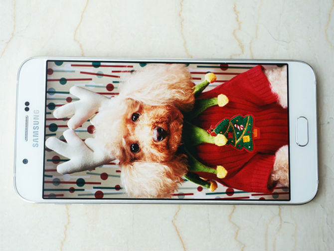 Cận cảnh Galaxy A8, khung kim loại, cảm biến vân tay tích hợp vào nút home