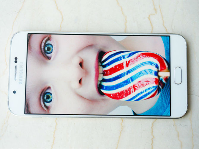 Cận cảnh Galaxy A8, khung kim loại, cảm biến vân tay tích hợp vào nút home