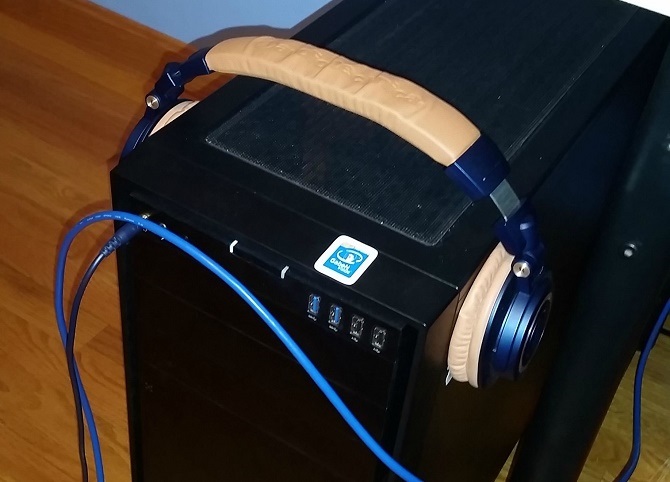 4 mẹo đơn giản, dễ thực hiện và 1 mẹo hơi khó nhằn sẽ giúp bạn khắc phục tình trạng kẹp chặt đến mức... nhức óc của một số loại tai nghe.