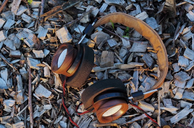 4 mẹo đơn giản, dễ thực hiện và 1 mẹo hơi khó nhằn sẽ giúp bạn khắc phục tình trạng kẹp chặt đến mức... nhức óc của một số loại tai nghe.