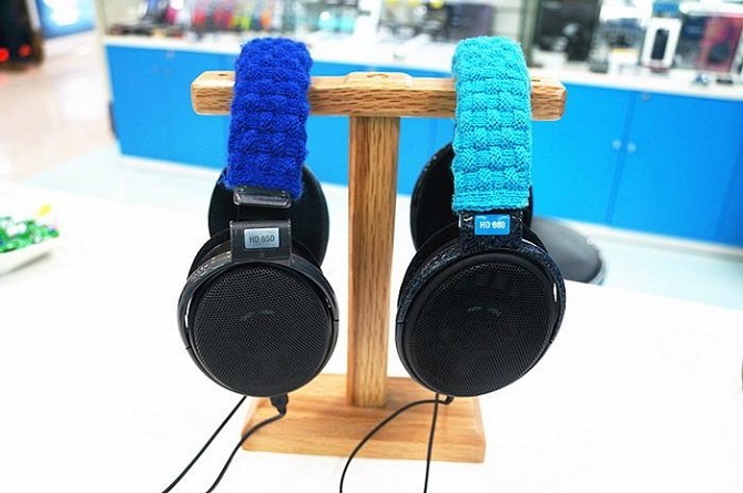 4 mẹo đơn giản, dễ thực hiện và 1 mẹo hơi khó nhằn sẽ giúp bạn khắc phục tình trạng kẹp chặt đến mức... nhức óc của một số loại tai nghe.