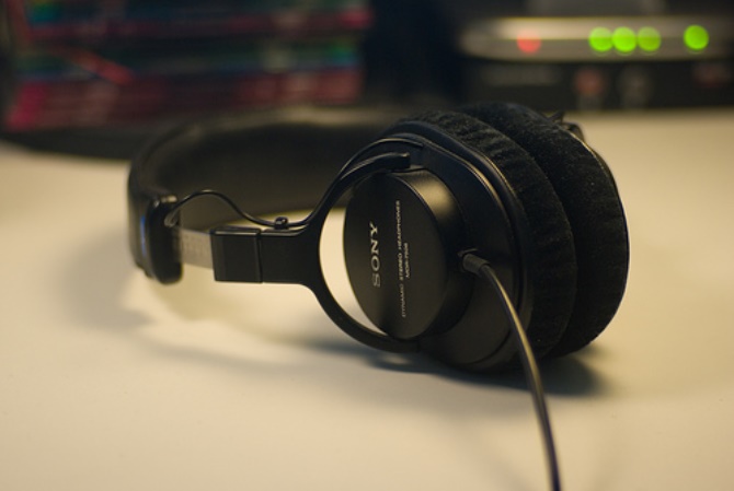 4 mẹo đơn giản, dễ thực hiện và 1 mẹo hơi khó nhằn sẽ giúp bạn khắc phục tình trạng kẹp chặt đến mức... nhức óc của một số loại tai nghe.