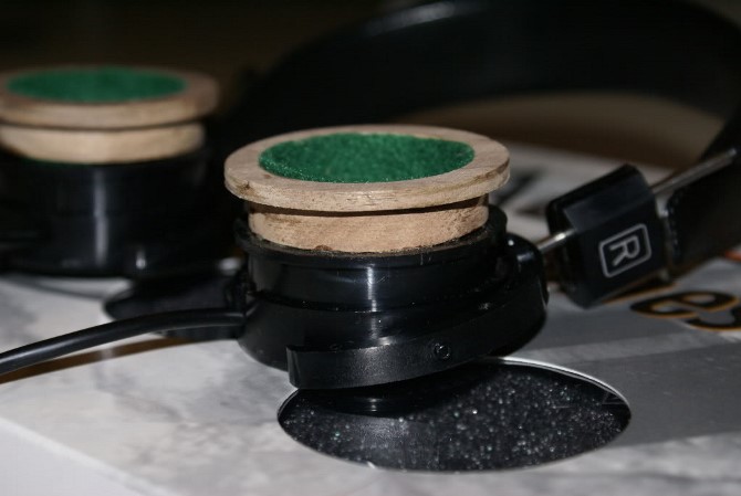 4 mẹo đơn giản, dễ thực hiện và 1 mẹo hơi khó nhằn sẽ giúp bạn khắc phục tình trạng kẹp chặt đến mức... nhức óc của một số loại tai nghe.